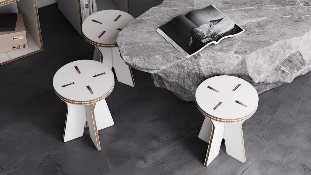 Hocker aus Wellpappe neben einem Tischa aus Stein